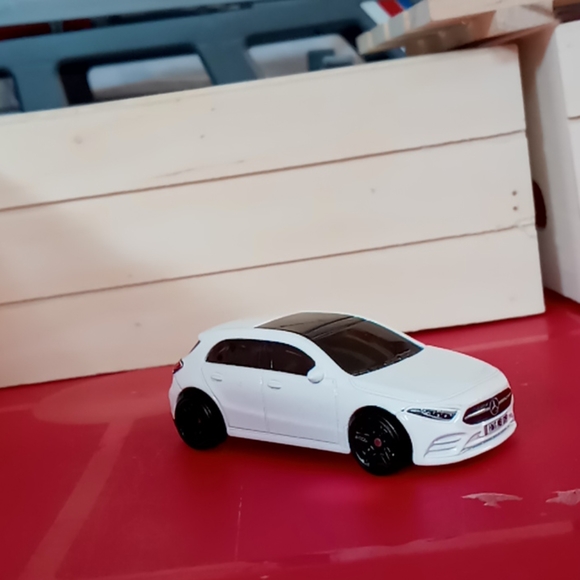 2019 Mercedes Benz - Picture 2 of 3